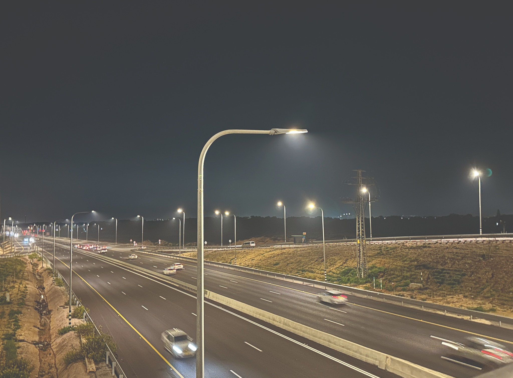 תאורת כביש משני הצדדים במזרח התיכון